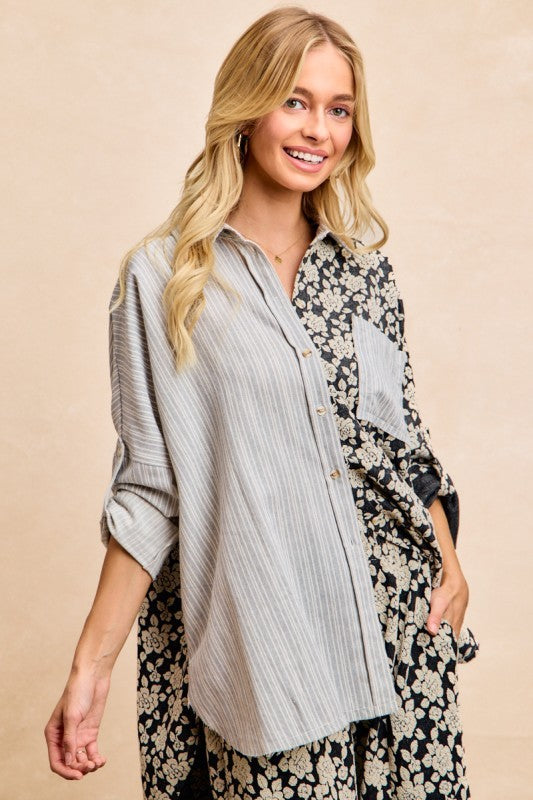 Seitliche Ansicht des Mixshirts mit grauen Streifenfront und schwarzem Blumenmuster hinten