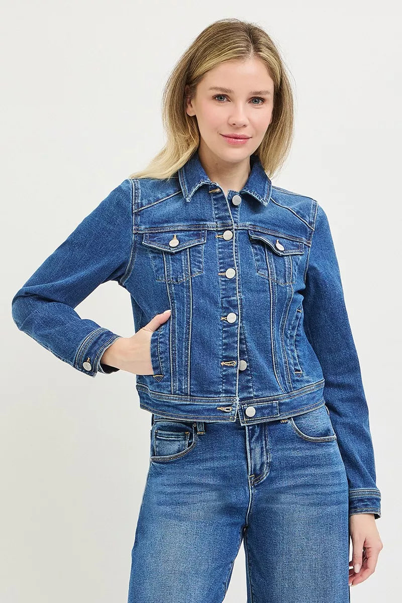 RISEN Basic Fitted Denimjacke mit Knopfleiste, Brusttaschen und Schulterknöpfen