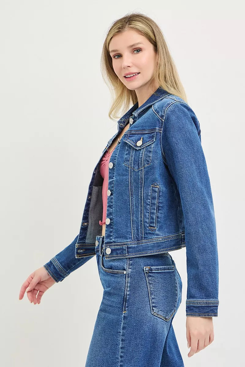 Seitenansicht Denimjacke: Knopfkragen, Brusttaschen und Taschenklappen