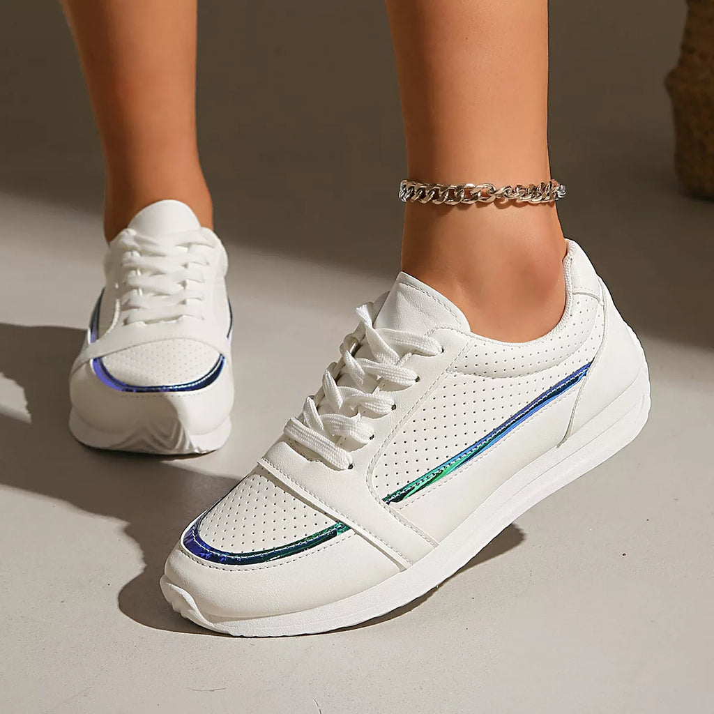 Weiße Schnürsneaker von hinten-vorn, Rundspitze, Schnürung und grün-blauer Akzent