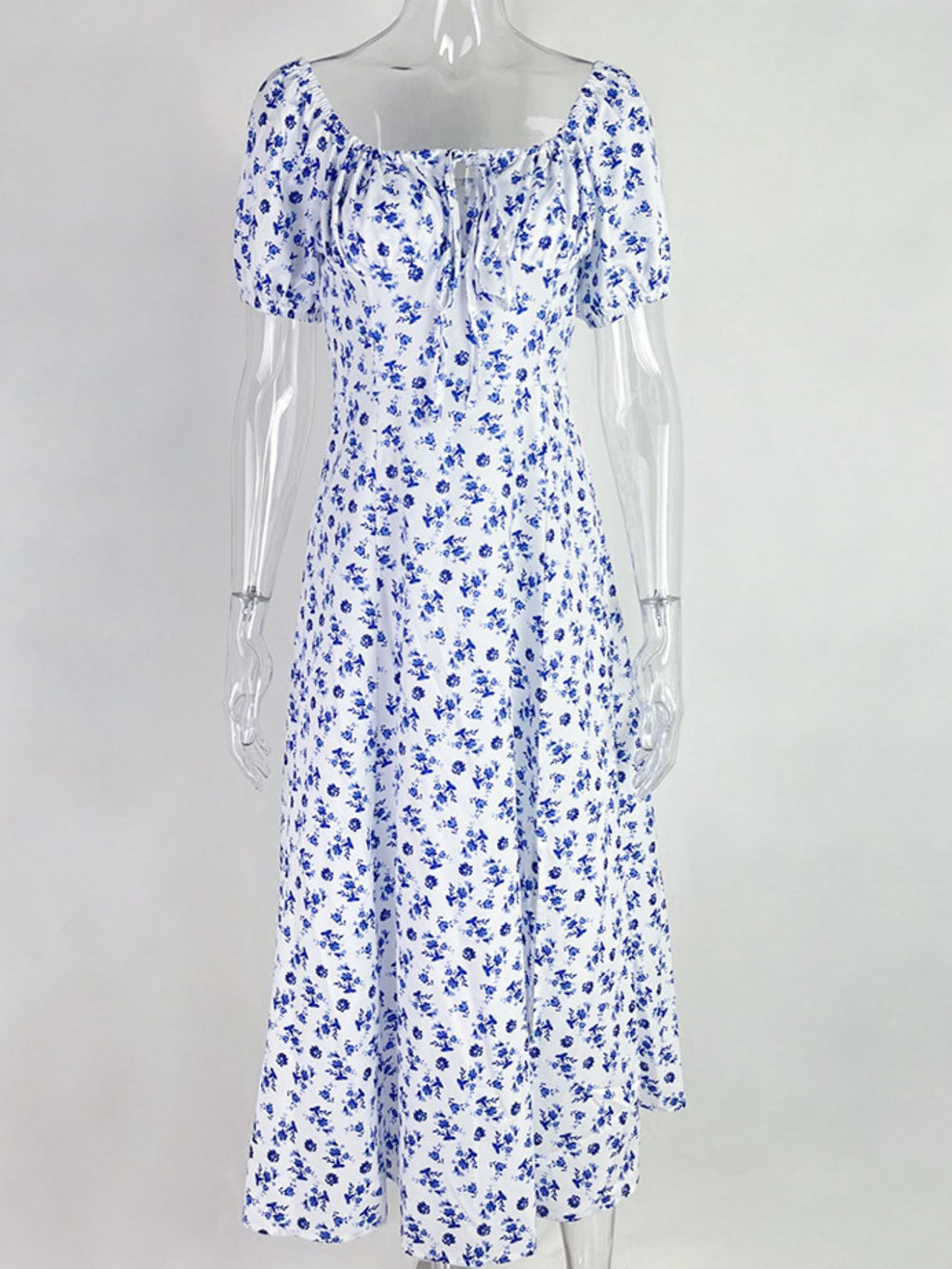 Hellblaues Blumenkleid mit Puffärmeln, gerafftem Ausschnitt und Bindeband