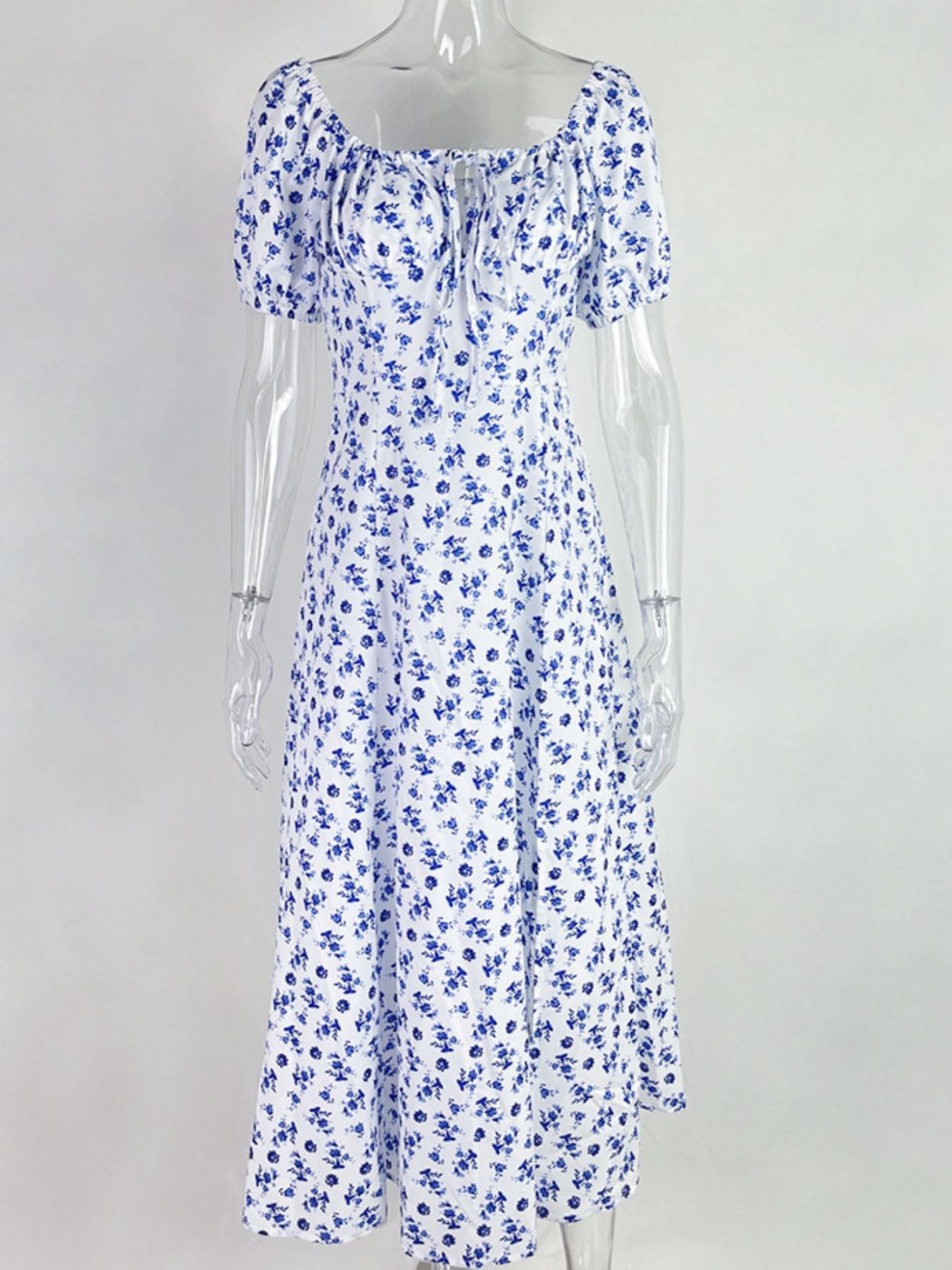 Hellblaues Blumenkleid mit Puffärmeln, gerafftem Ausschnitt und Bindeband