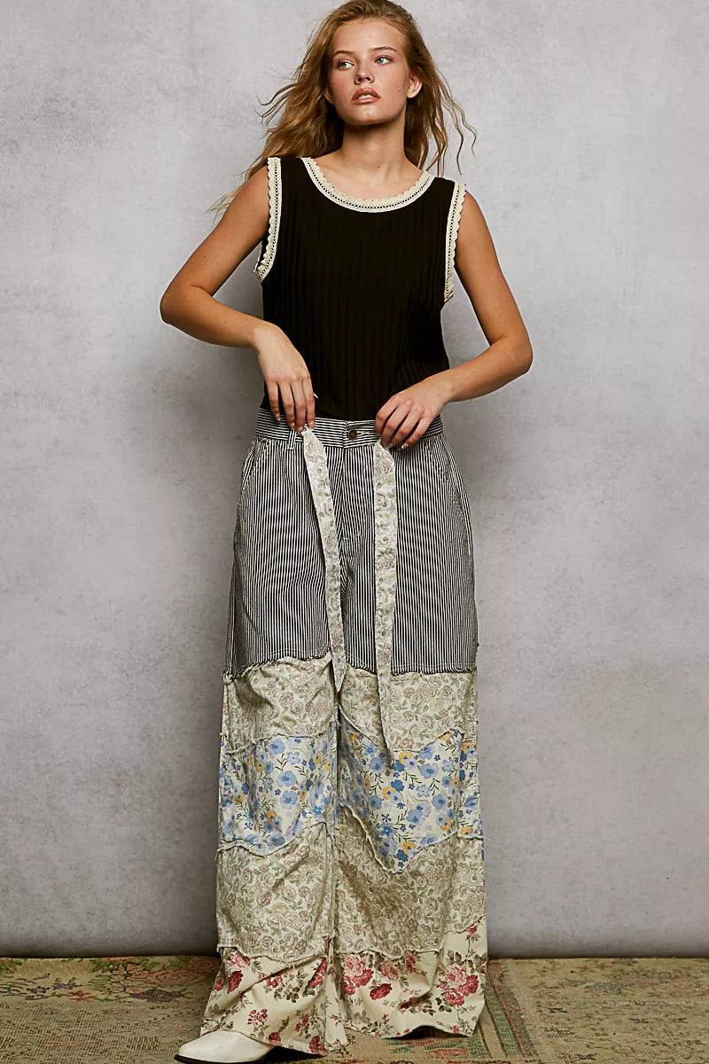 Schwarzes Ripp-Tanktop mit Rundhals und weißem Spitzenbesatz, ärmellos