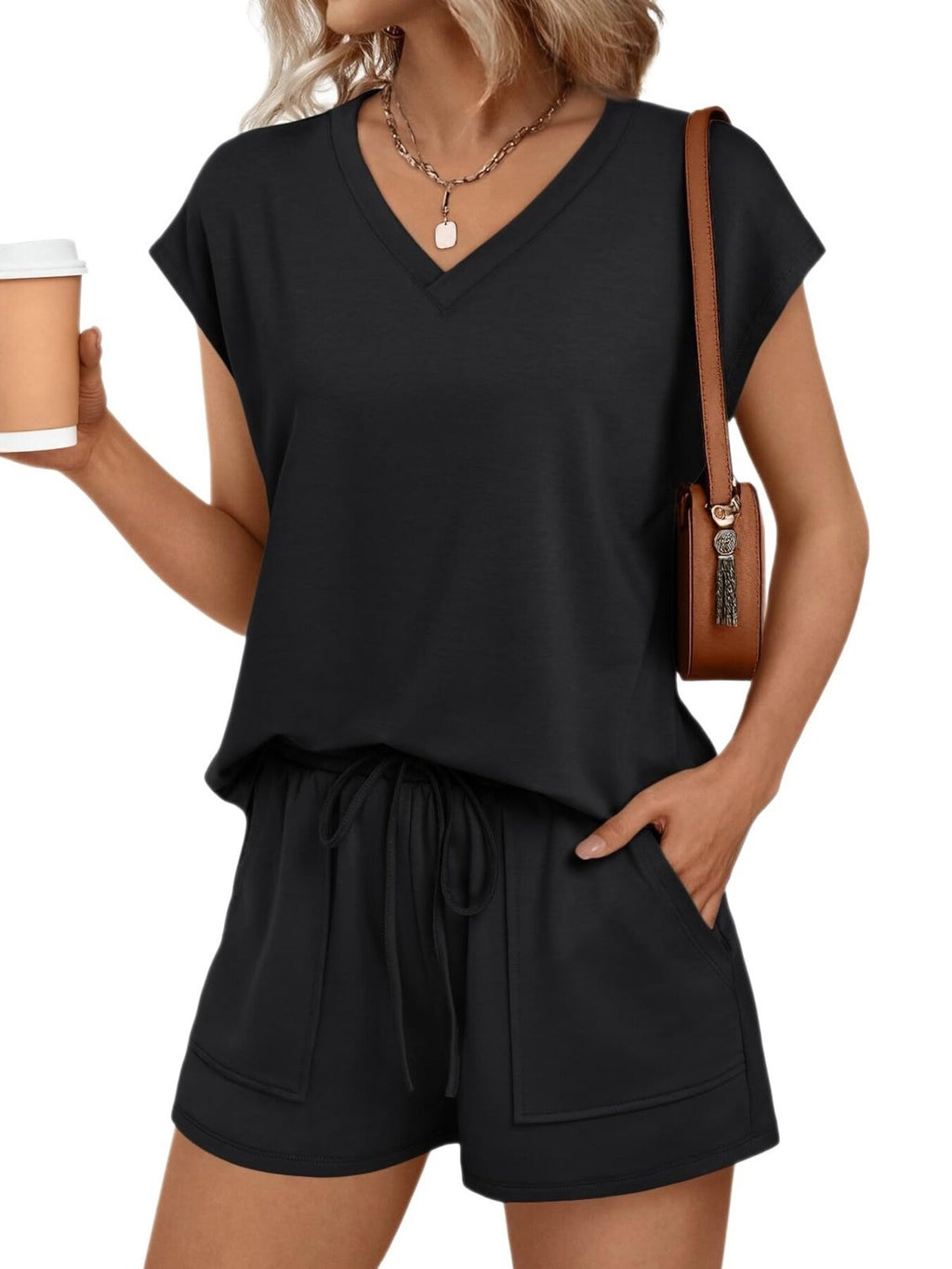 Conjunto camiseta cuello V negro y shorts negros con cordón en cintura