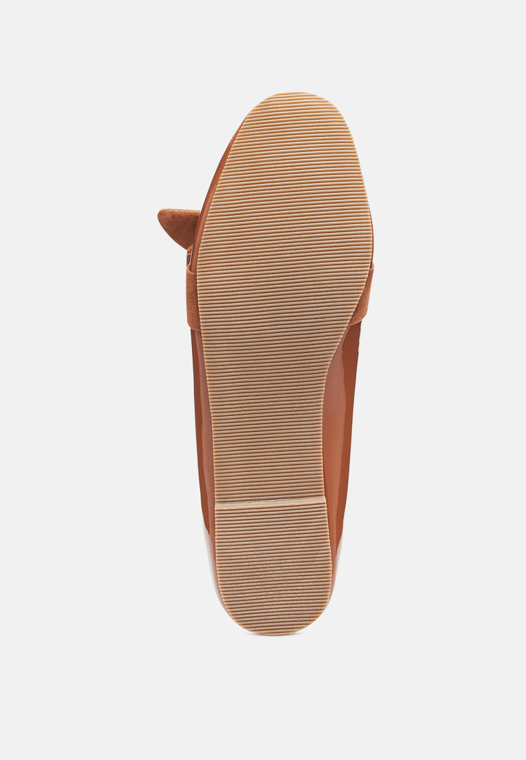 Tan loafer sole view, ribbed outsole with side bow accent