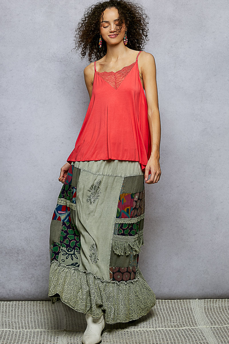 Patchwork Maxi-Rock, bestickte Front, bunte Stoffblöcke an den Seiten und Rüschenunterkante