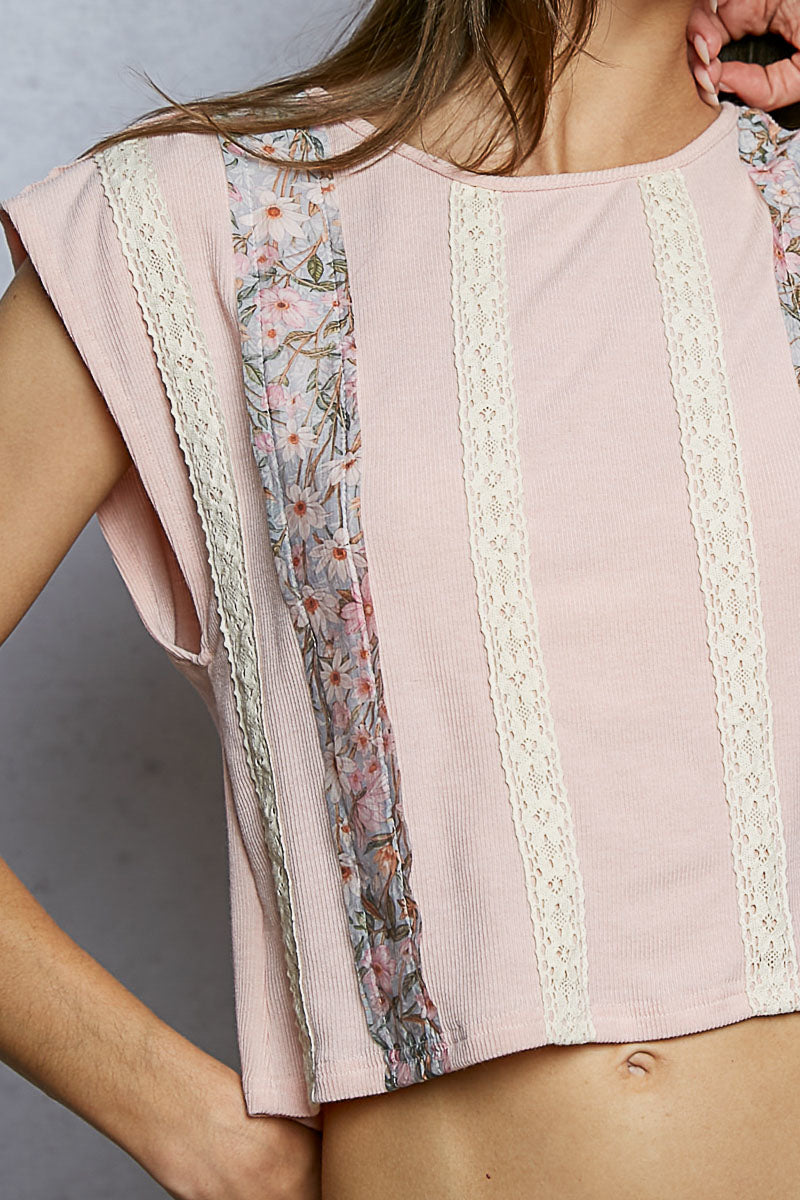 Detail: Soft-Pink Cropped T-Shirt mit Blumen-Einsatz seitlich und Spitzenkante
