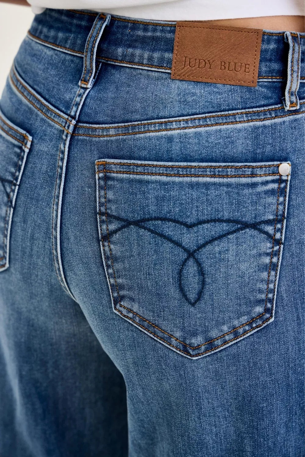 Parche de bolsillo delantero en jeans palazzo azul claro con bordado y etiqueta Judy Blue