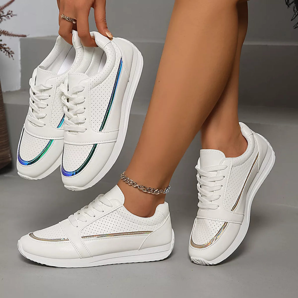 Weiße Schnürsneaker mit rundem Zehenbereich, perforierten Einsätzen und grün-blauen Akzenten