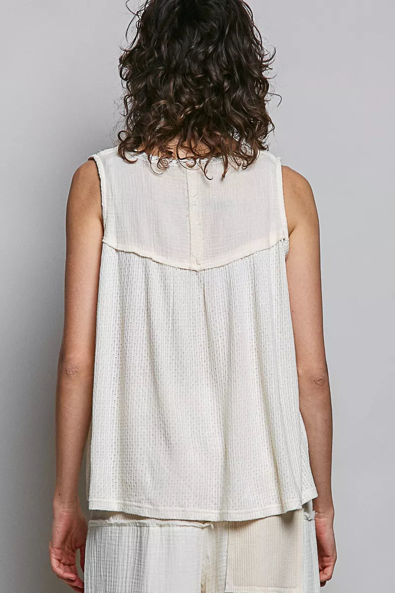 Natural sleeveless double-gauze top with back yoke seam and relaxed fit