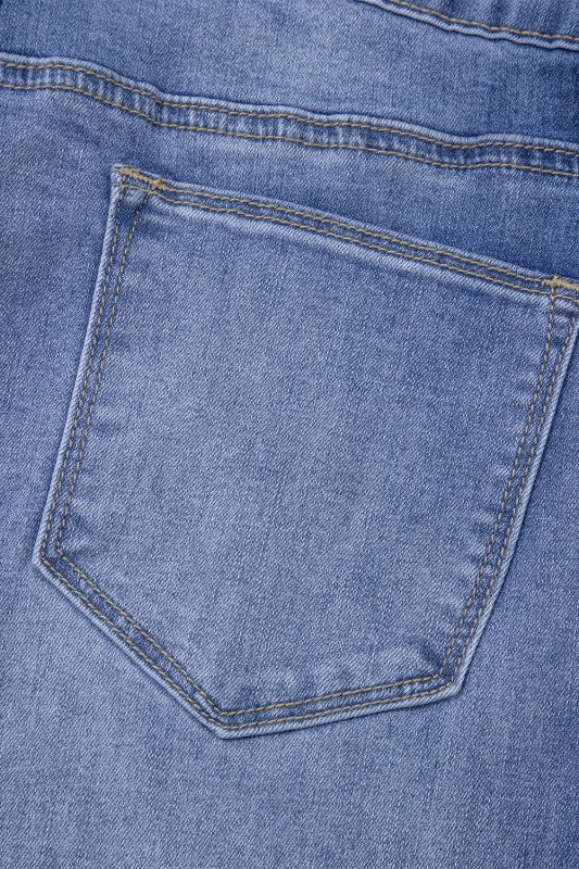 Beau Blue jeans close-up: outlined front pocket with contrast stitching