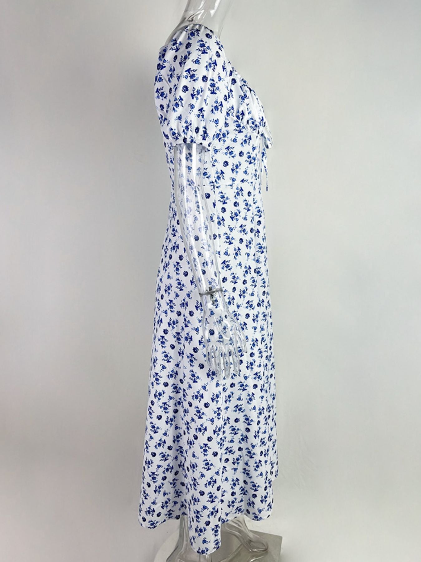 Hellblaues Blumenkleid, Seitenansicht mit Puffärmeln und Bindeband