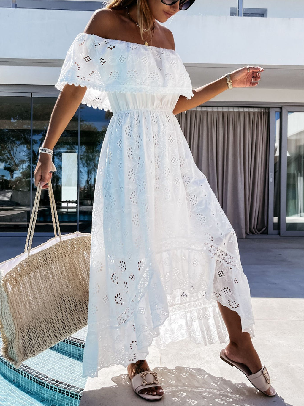 Weißes Off-Shoulder-Eyelet-Maxikleid mit gerafftem Taillenband und Tiersaum