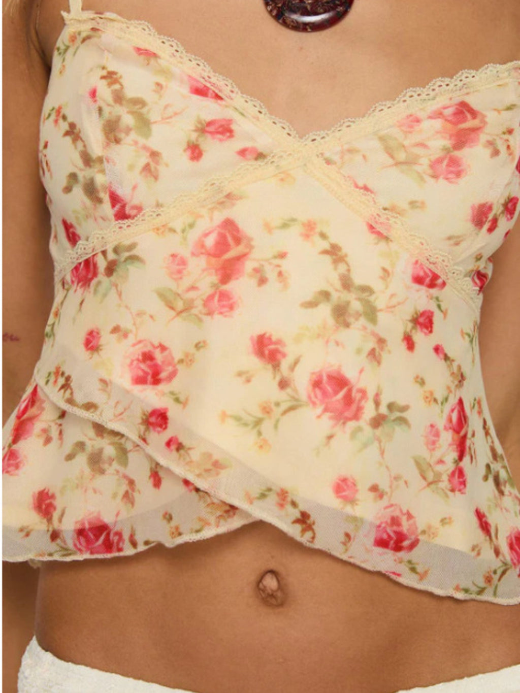 Nahaufnahme: floral print Cami mit Spitzenbesatz und schrägem, gerüschtem Saum