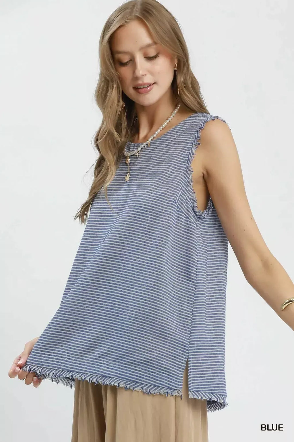 Blau-weiß gestreiftes Tanktop ohne Ärmel, Fransen am Saum, Knopfdetail