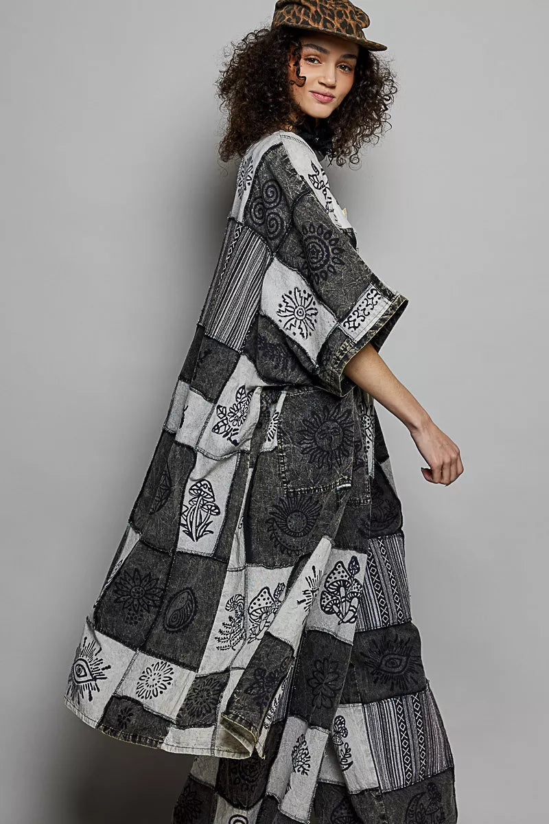 Seitliche Ansicht: offener Patchwork-Cardigan in Schwarz/Weiß mit breiten Bahnen