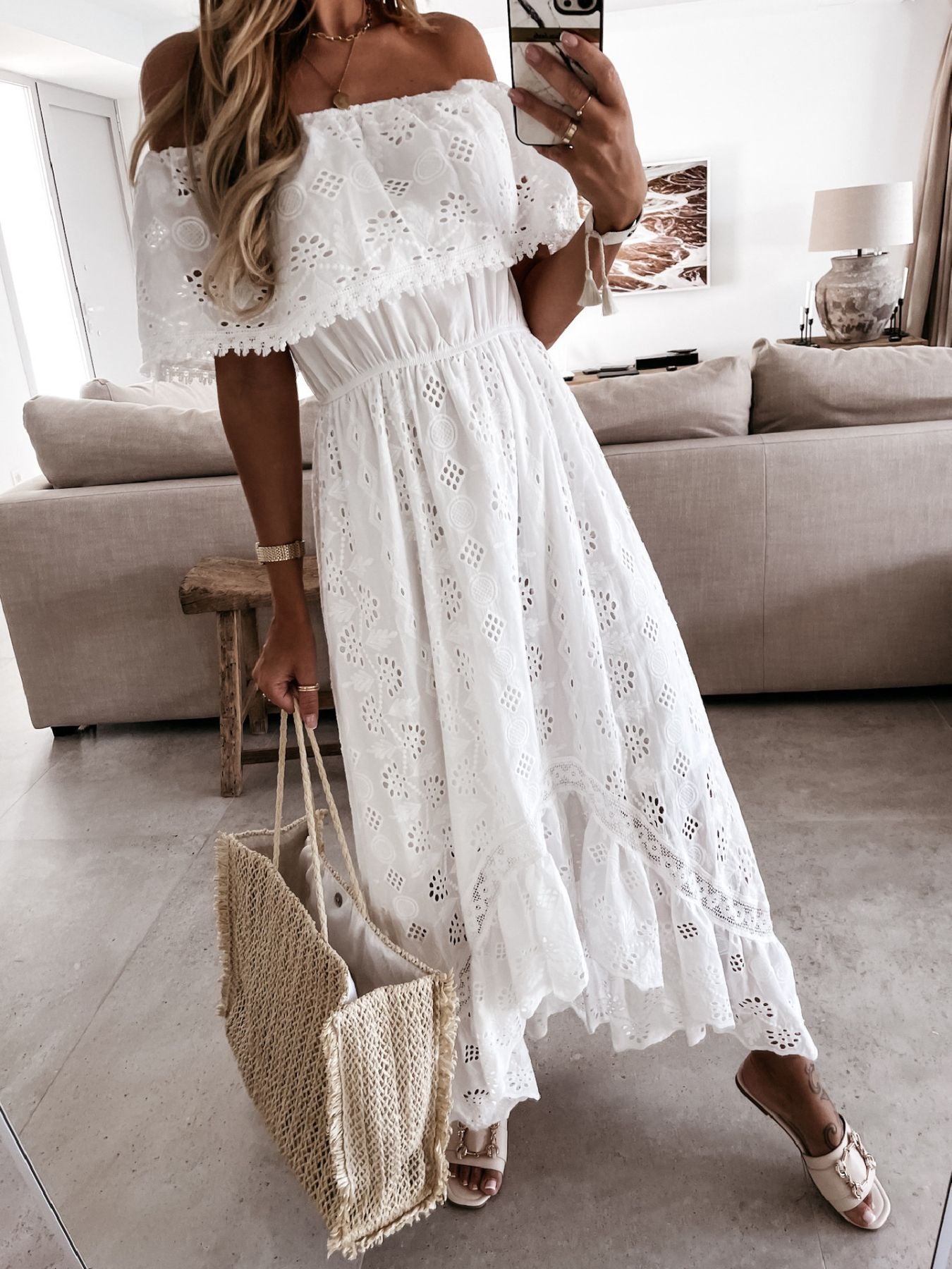Weißes Off-Shoulder-Maxikleid mit geraffter Taille, Eyelet-Spitze und ausgestelltem Rock