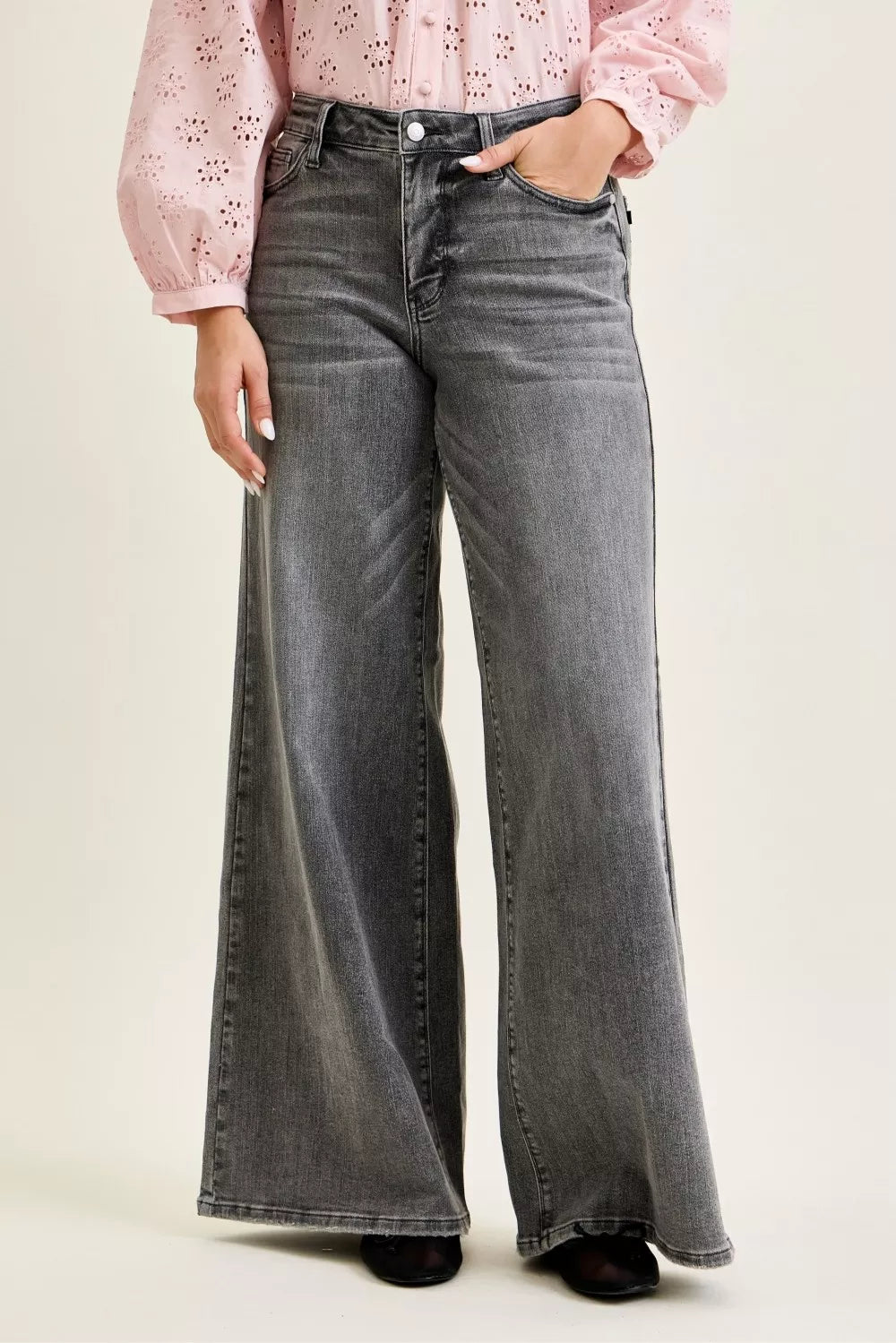 Gray palazzo jeans, mid-rise waist, front pockets and long wide-leg fit