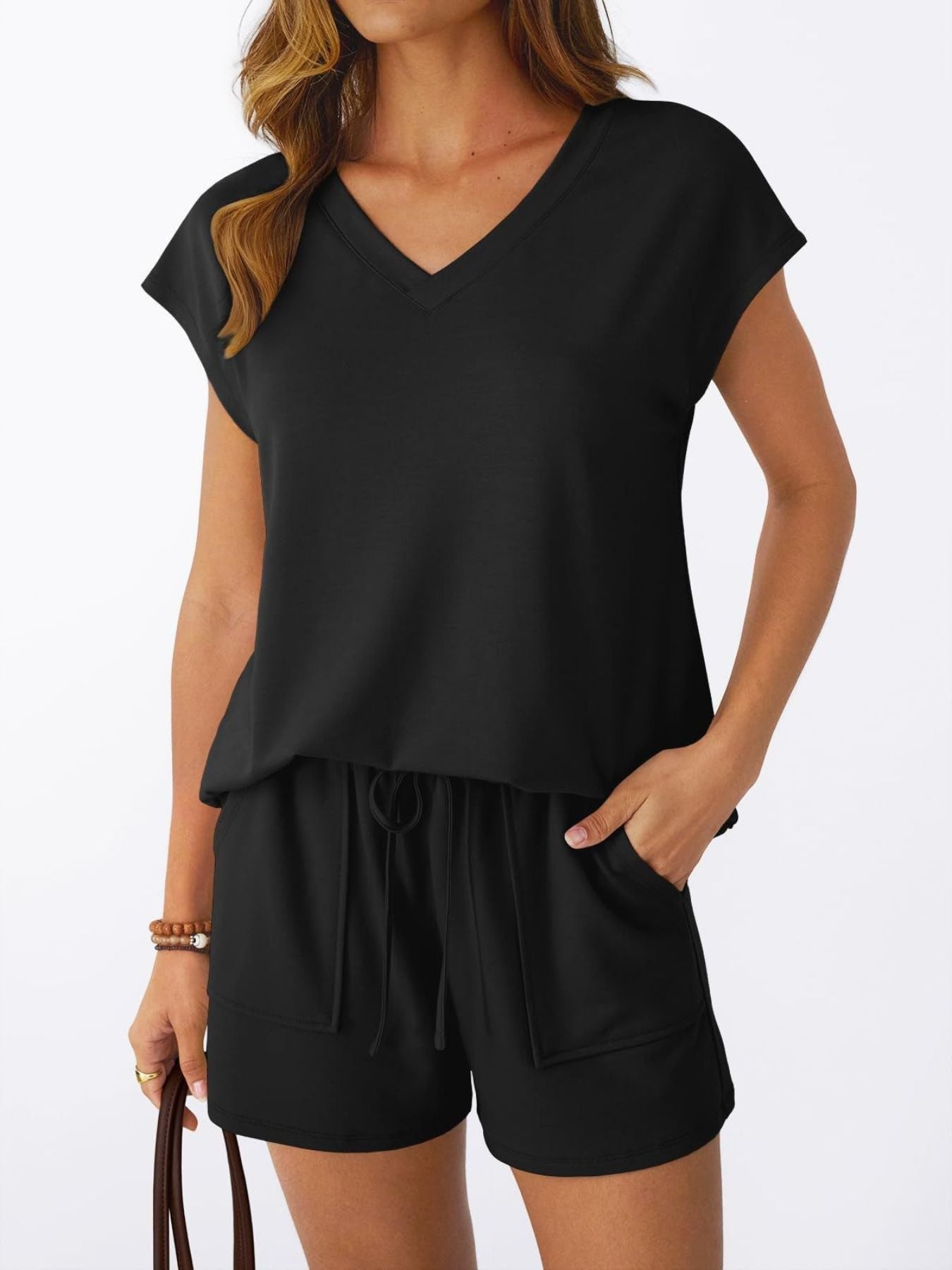 Conjunto negro: camiseta cuello pico y shorts con cordón y bolsillos