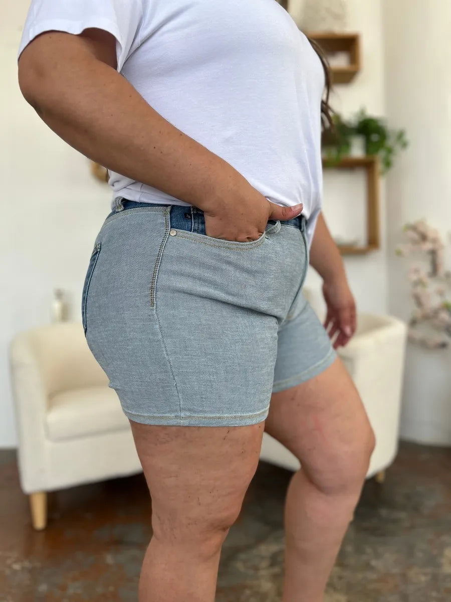Seitenansicht Denim-Shorts Farbblock, Nahtführung und Taschen am Bund