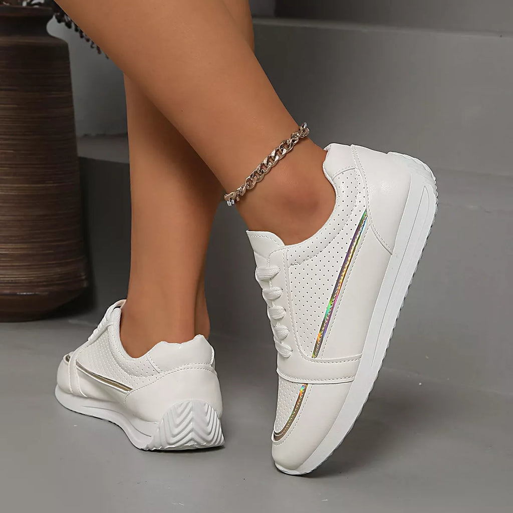Weiße Schnürsneaker, Seiten- und Fersenansicht mit grün-blauem Seitenstreifen