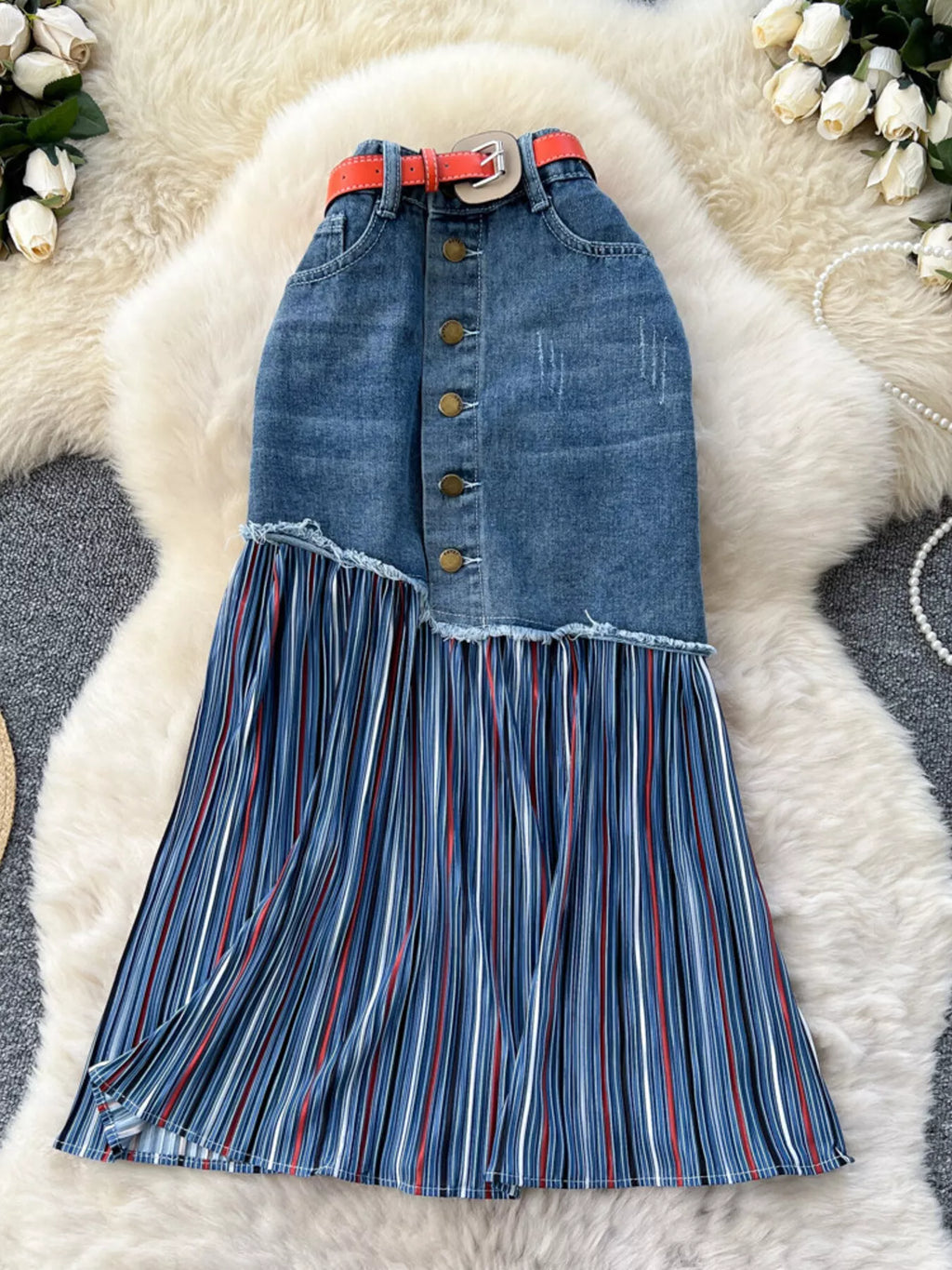 Falda vaquera azul tipo parches con franja a rayas multicolor y botones al frente