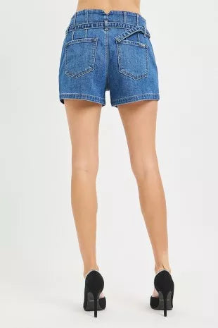 Blaue Jeans-Shorts, Rückseite mit Taillenbund und zwei Gesäßtaschen