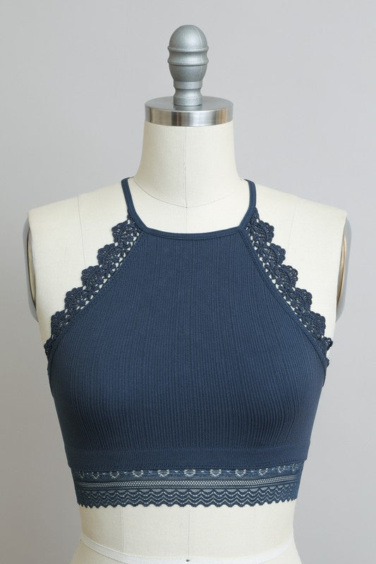 Dunkelblaue High Neck Bralette auf Büste mit Spitzenbesatz an den Schulterbereichen