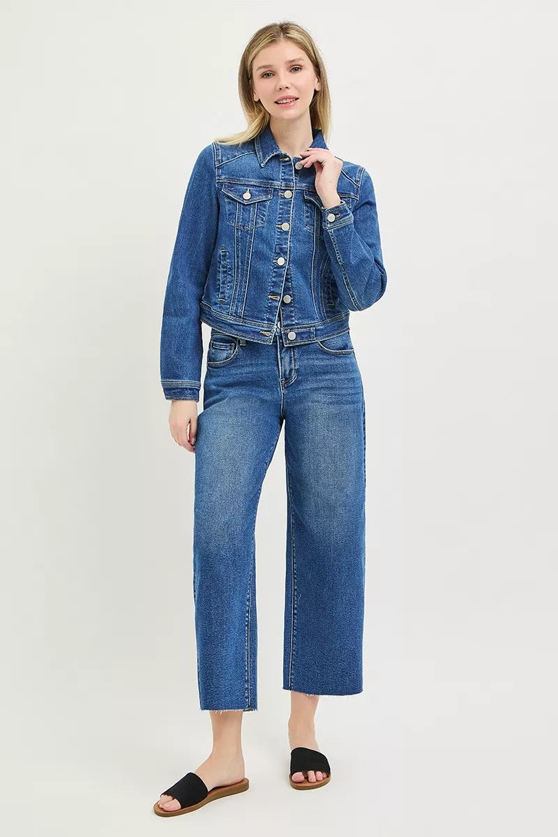 RISEN Basic Fitted Denimjacke mit Druckknöpfen, Klappentaschen und geradem Saum