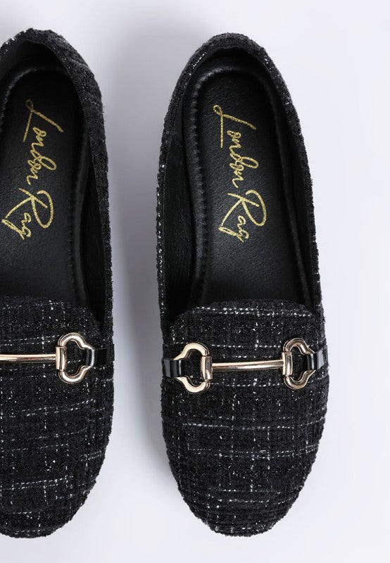 Schwarze Tweed-Loafers im Close-up: Horsebit-Riemen und goldfarbene Schrift