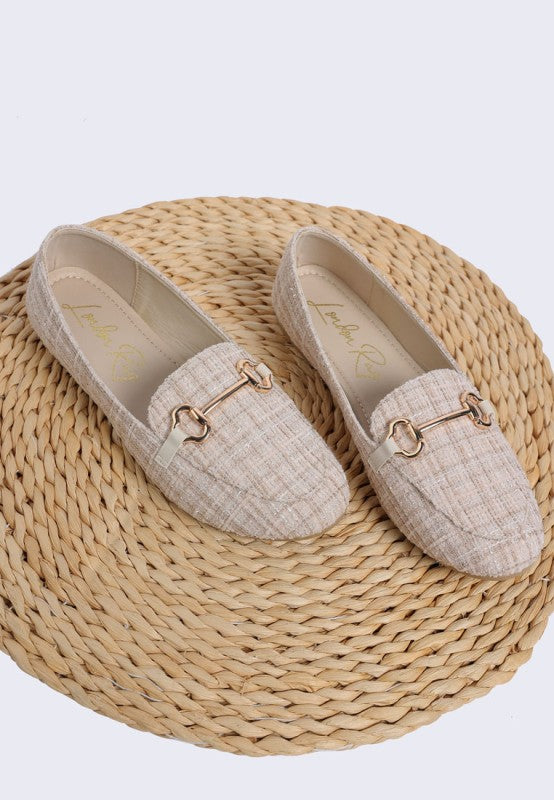 Beige Tweed-Loafers, Close-up der Horsebit-Schnalle auf dem Einstieg