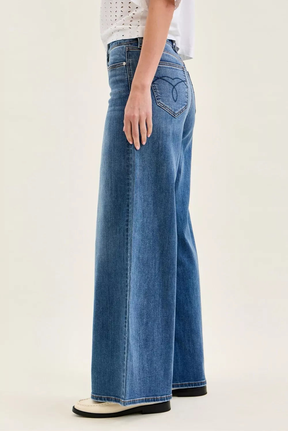 Jeans palazzo talle alto azul claro con bolsillos delanteros y costuras visibles