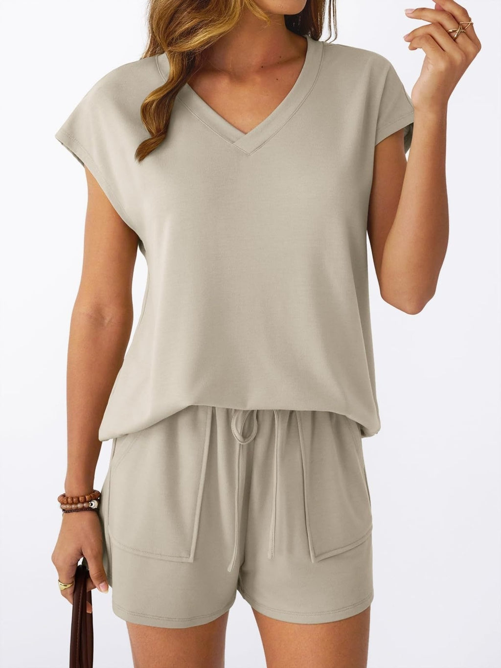Conjunto albaricoque con camiseta cuello V y shorts tipo felpa con bolsillos laterales