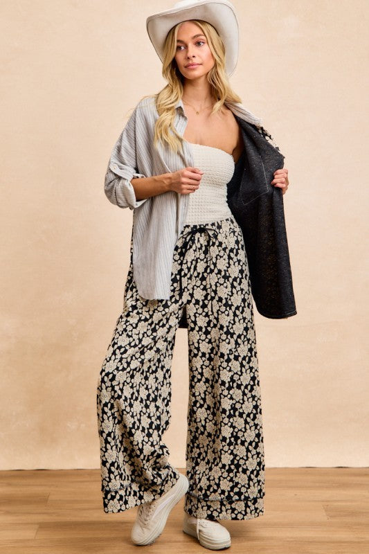 Langes Mixhemd mit grauen Streifen vorn und weitem schwarzem Blumenprint, Knopfleiste