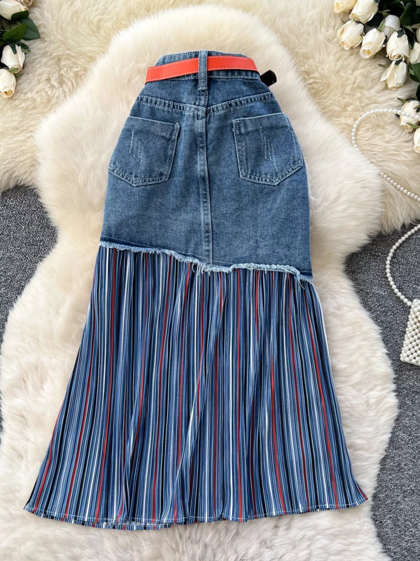 Falda vaquera azul con bolsillos delanteros, botones y bajo fruncido a rayas multicolor