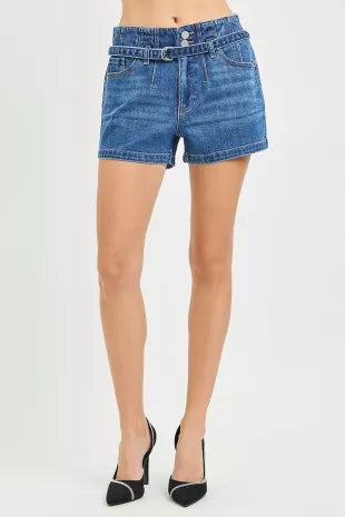 Blaue Jeans-Shorts mit Gürtel, seitliche Taschen und Gesäßtaschen