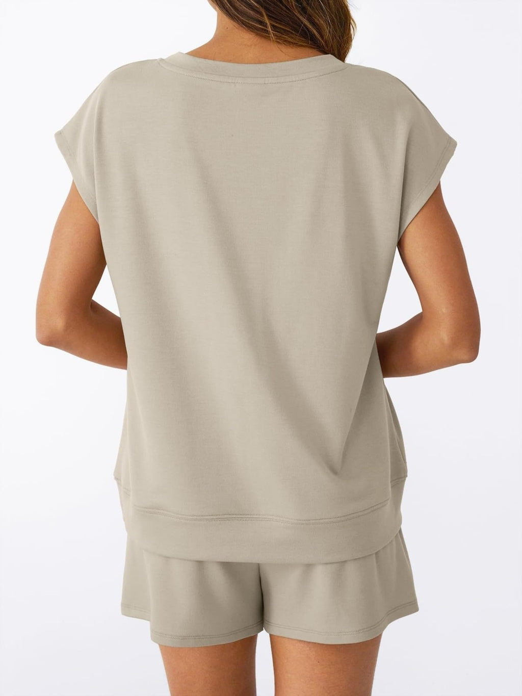 Vista trasera del conjunto albaricoque: camiseta cuello V y shorts con elástico