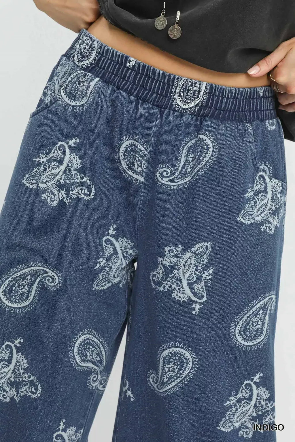 Indigo denim pants with elastic waistband and white paisley pattern