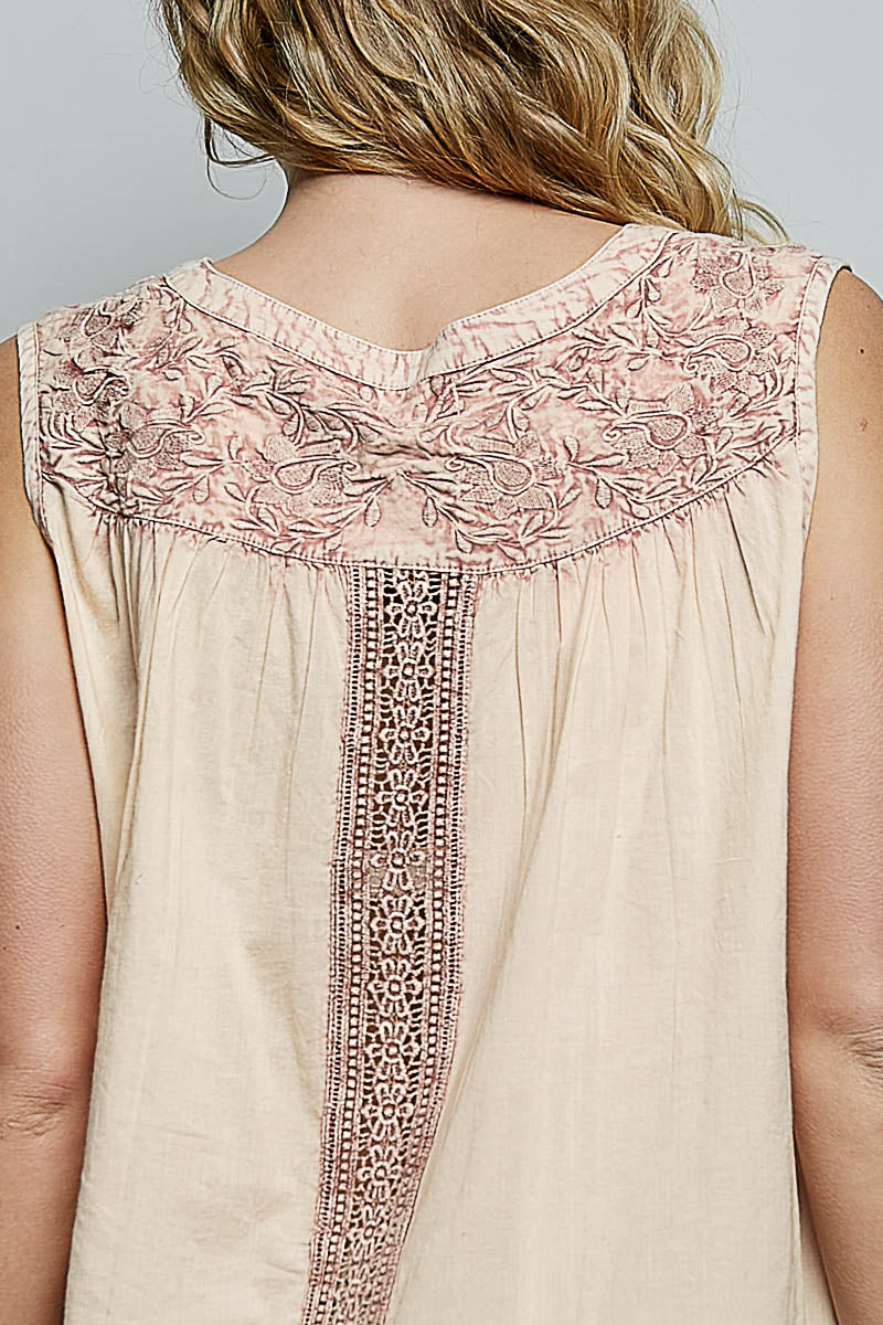 Nahaufnahme Rückseite: Blush Tanktop mit Rundhalsausschnitt und senkrechtem Spitzenbesatz