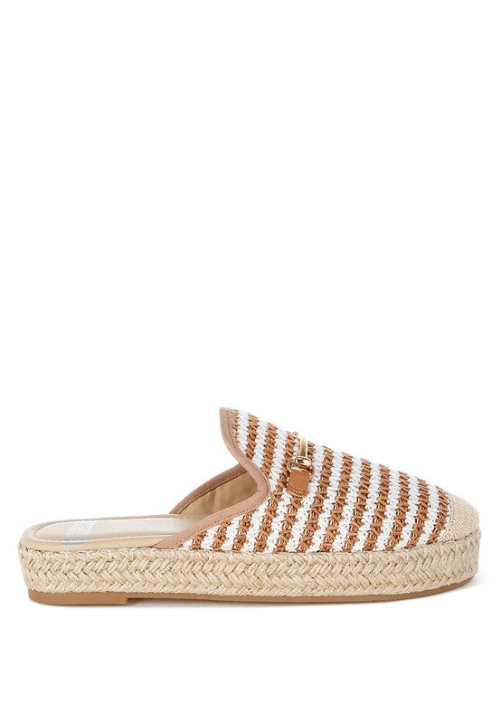 Raffia Slip-On Mule seitlich, braun/creme gestreift, flache Bastsohle