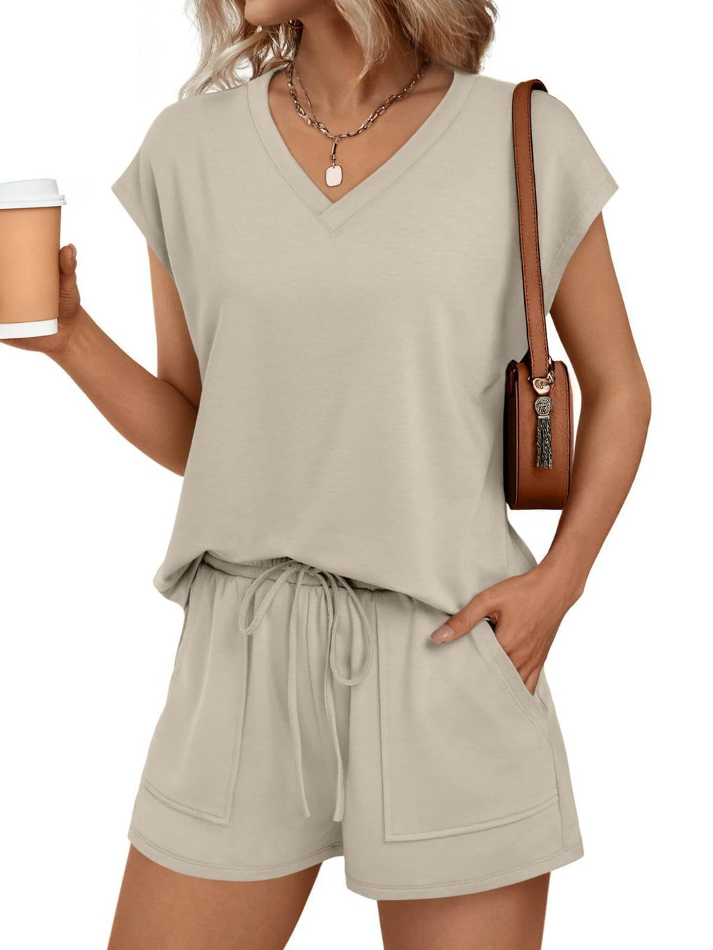 Conjunto camiseta cuello pico y shorts, color albaricoque claro, con cordón