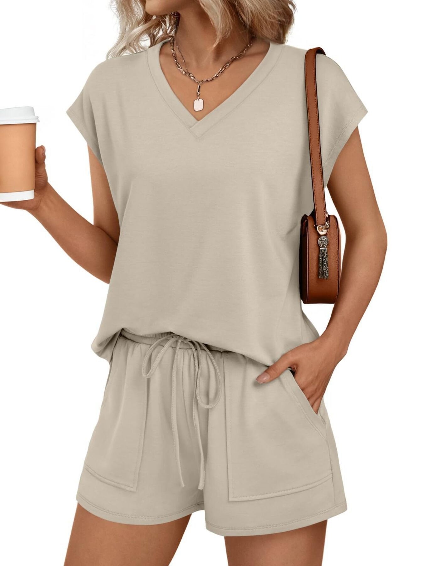 Conjunto camiseta cuello pico y shorts, color albaricoque claro, con cordón