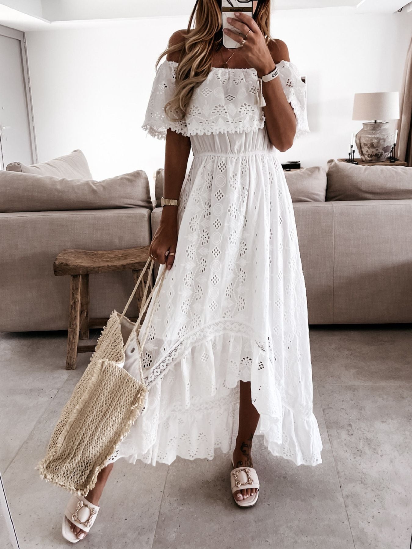 Weißes Off-Shoulder-Spitzenkleid, High-Low Maxi mit Eyelet-Löchern und Rüschensaum