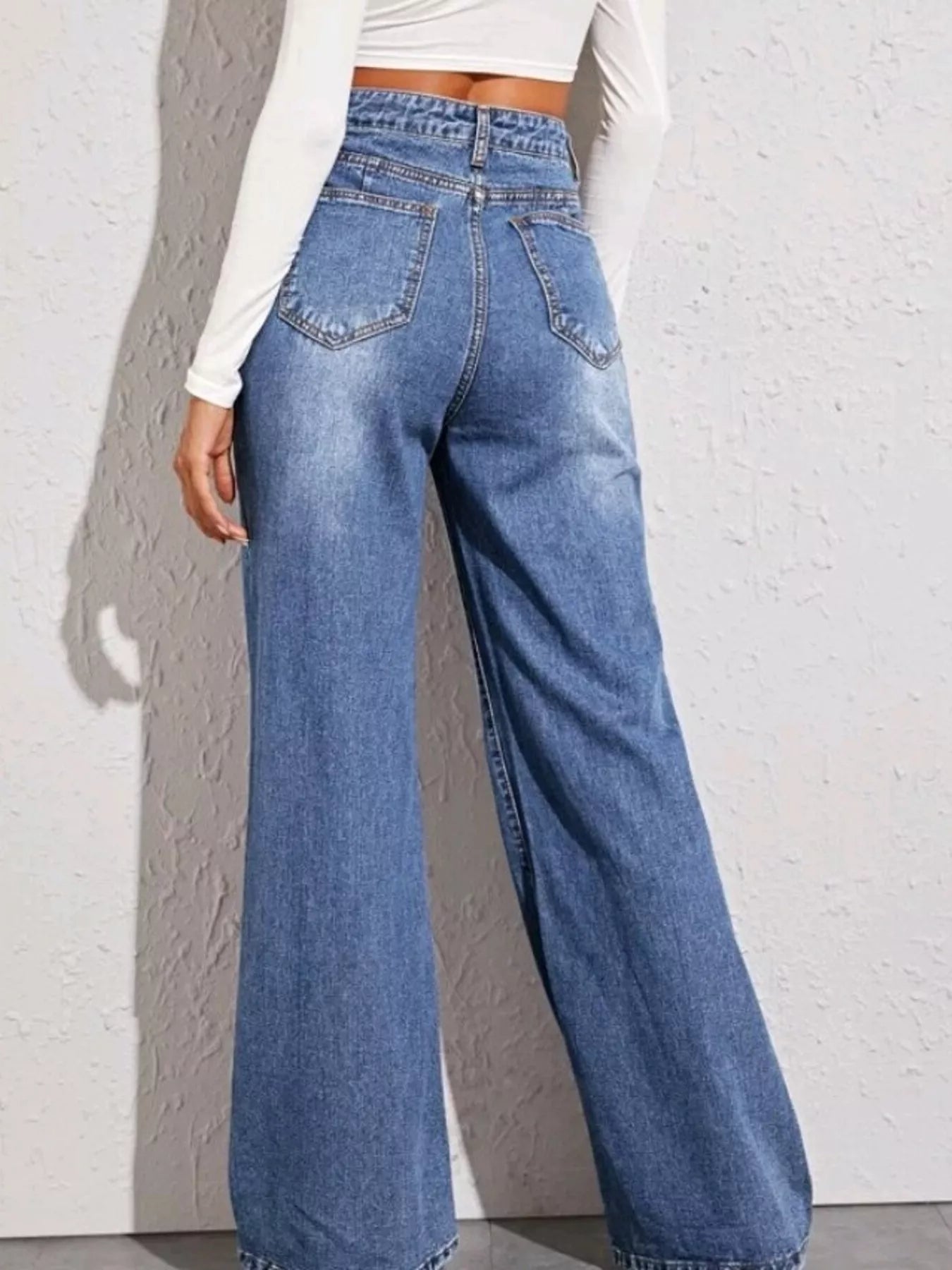 High-waisted wide-leg jeans in light blue with front seam stitching and back pockets