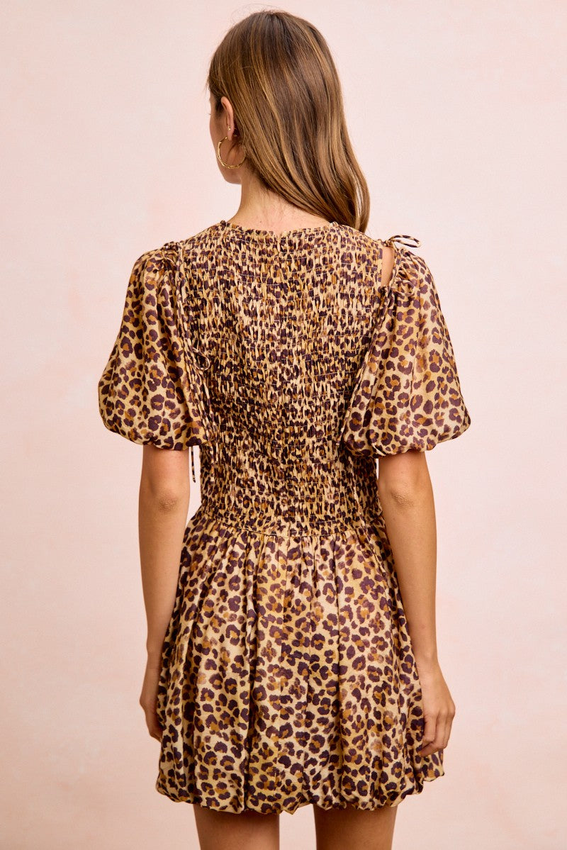 Rückansicht: Leopardenmuster-Minikleid mit Puffärmeln und weit ausgestelltem Rock