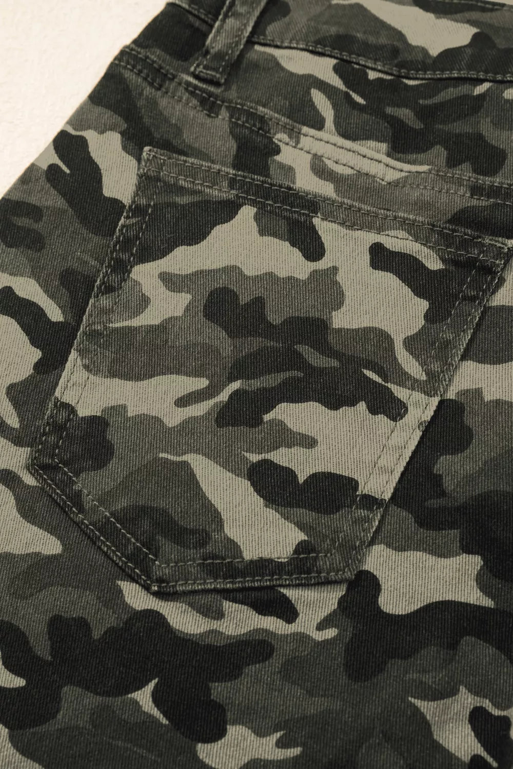 Camouflage Print Multi Pocketed Women's Denim Pants | Tigbuls