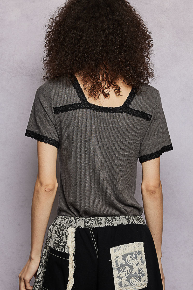 Rückansicht: CHARCOAL T-Shirt mit schwarzem Spitzenbesatz am Halsausschnitt, Kurzarm