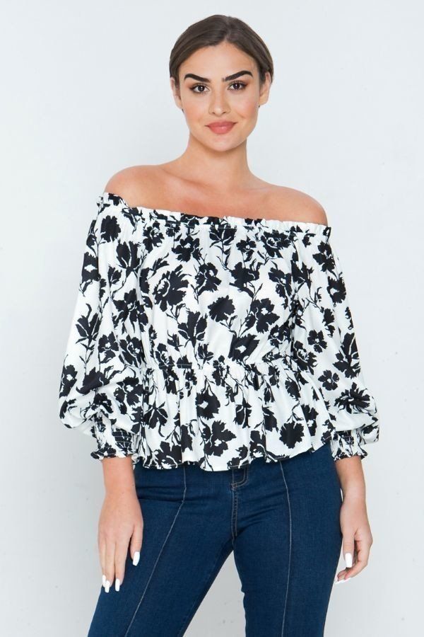 Off-Shoulder Langarm-Bluse mit schwarzen Blumenprint auf hellem Hintergrund