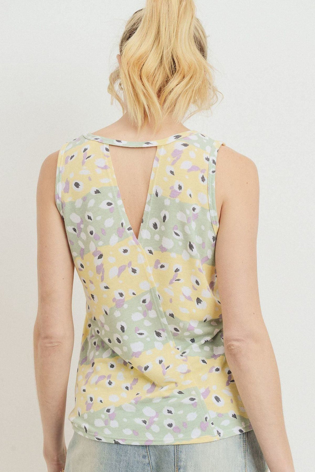 Printed sleeveless top, open-back V cut with yellow floral print