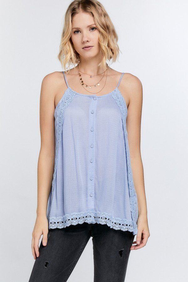 Hellblaues Cami-Top mit Knopfleiste vorn und Spitze am Saum